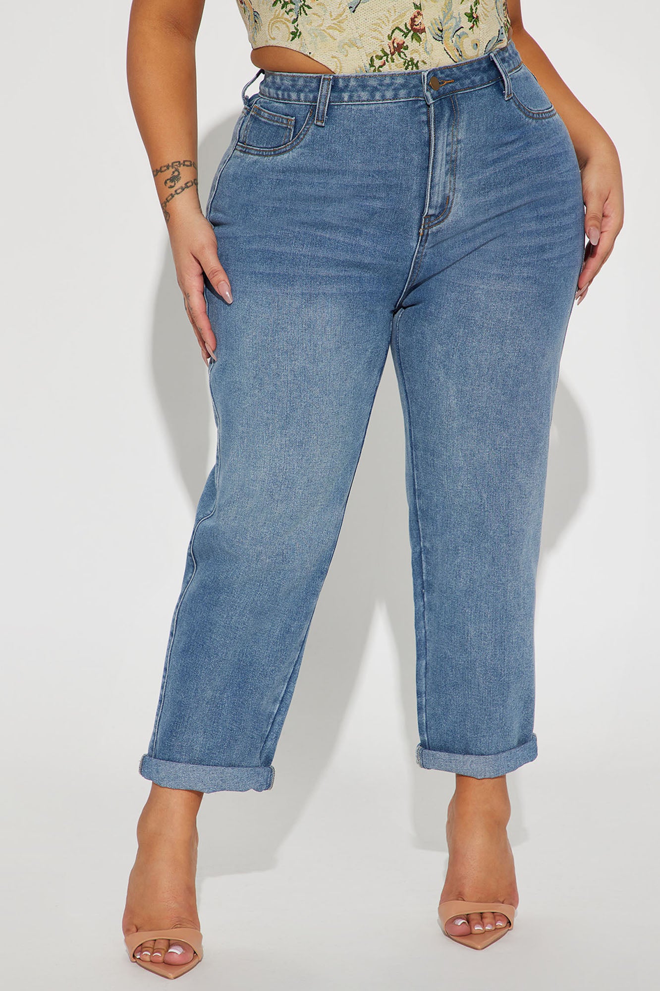 02-28-23Studio4_ID_IM_14-29-21_52_YJDM02_MediumWash_P_8267_PLUS_PXF_JF