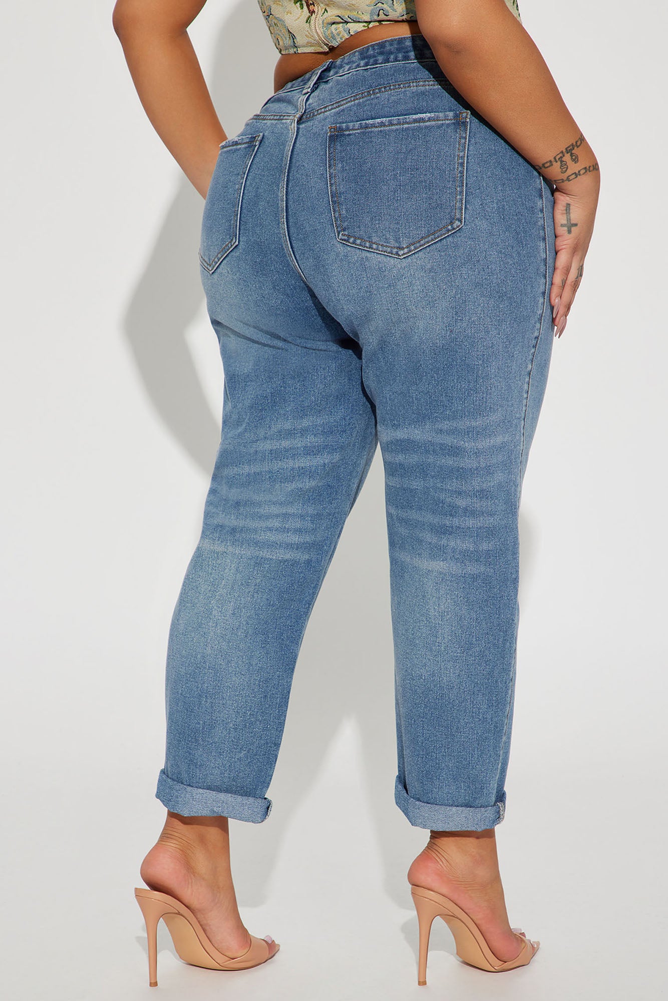 02-28-23Studio4_ID_IM_14-29-21_52_YJDM02_MediumWash_P_8269_PLUS_PXF_JF