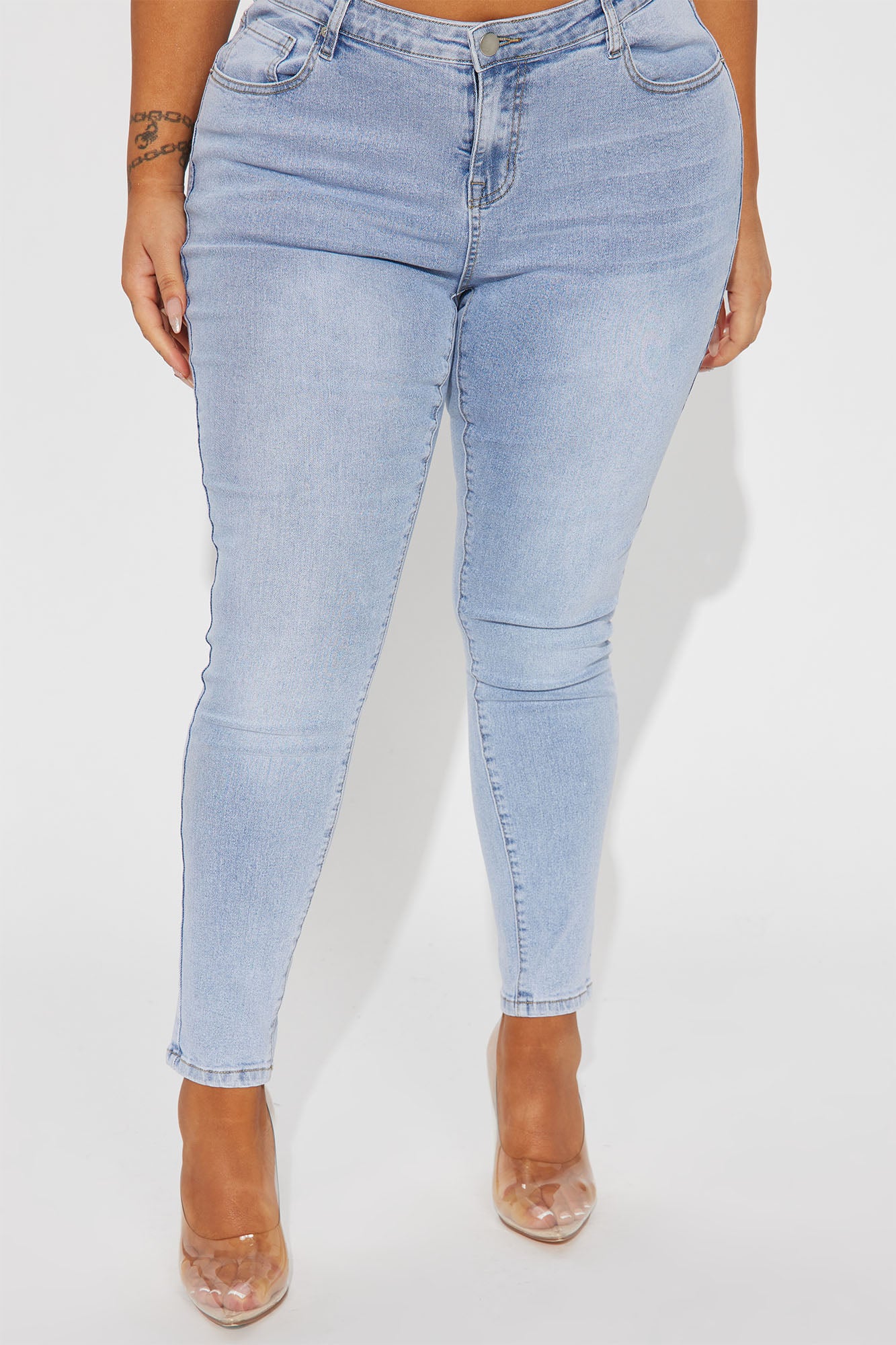 04-01-23Studio4CXB_AC_11-57-34_43_YJDM15MROPTION2_LightWash_P_9679_PLUS_DQ_DQ