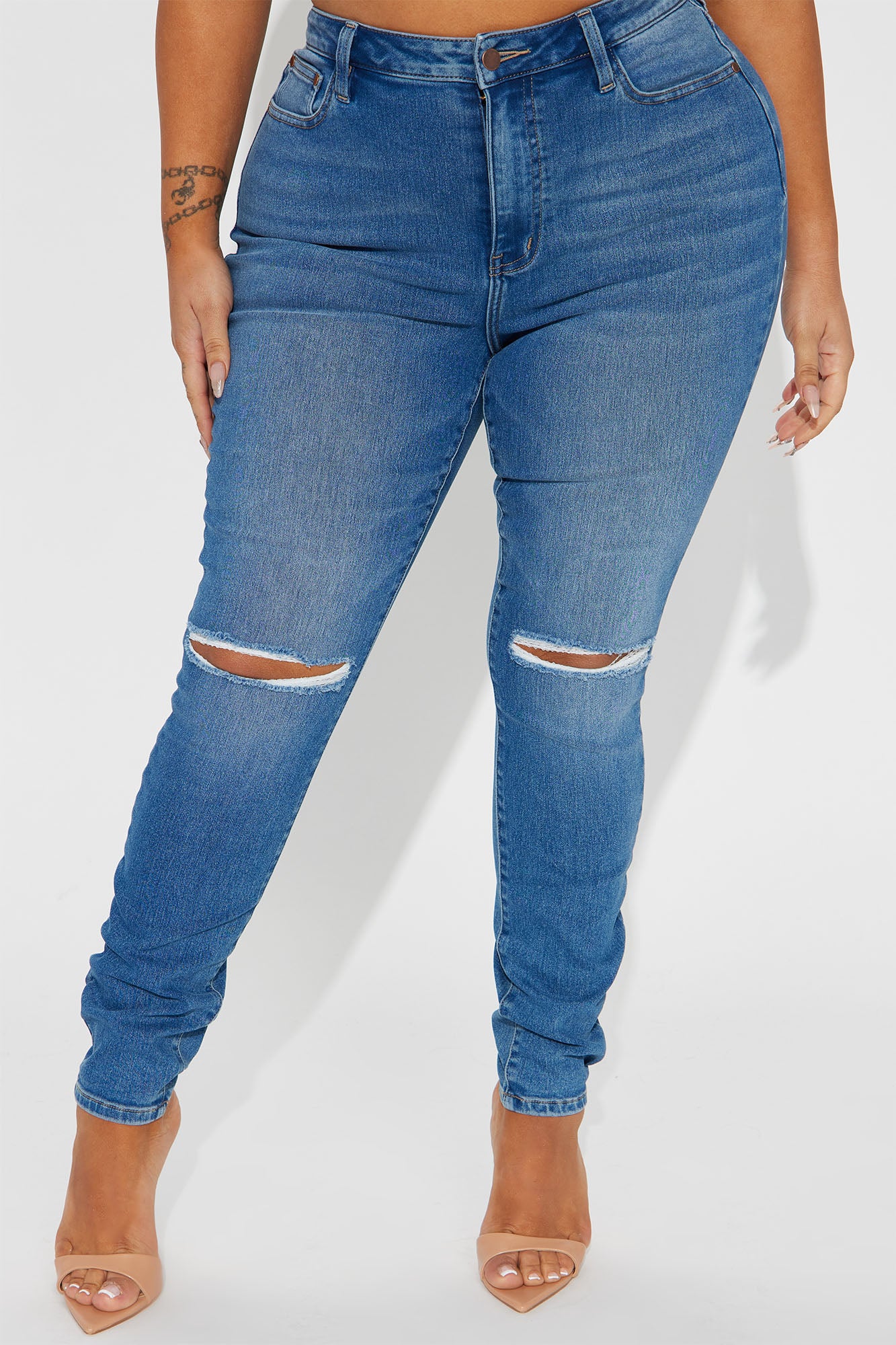 04-01-23Studio4CXB_AC_13-11-13_49_JN22113001_MediumWash_P_9742_PLUS_DQ_DQ