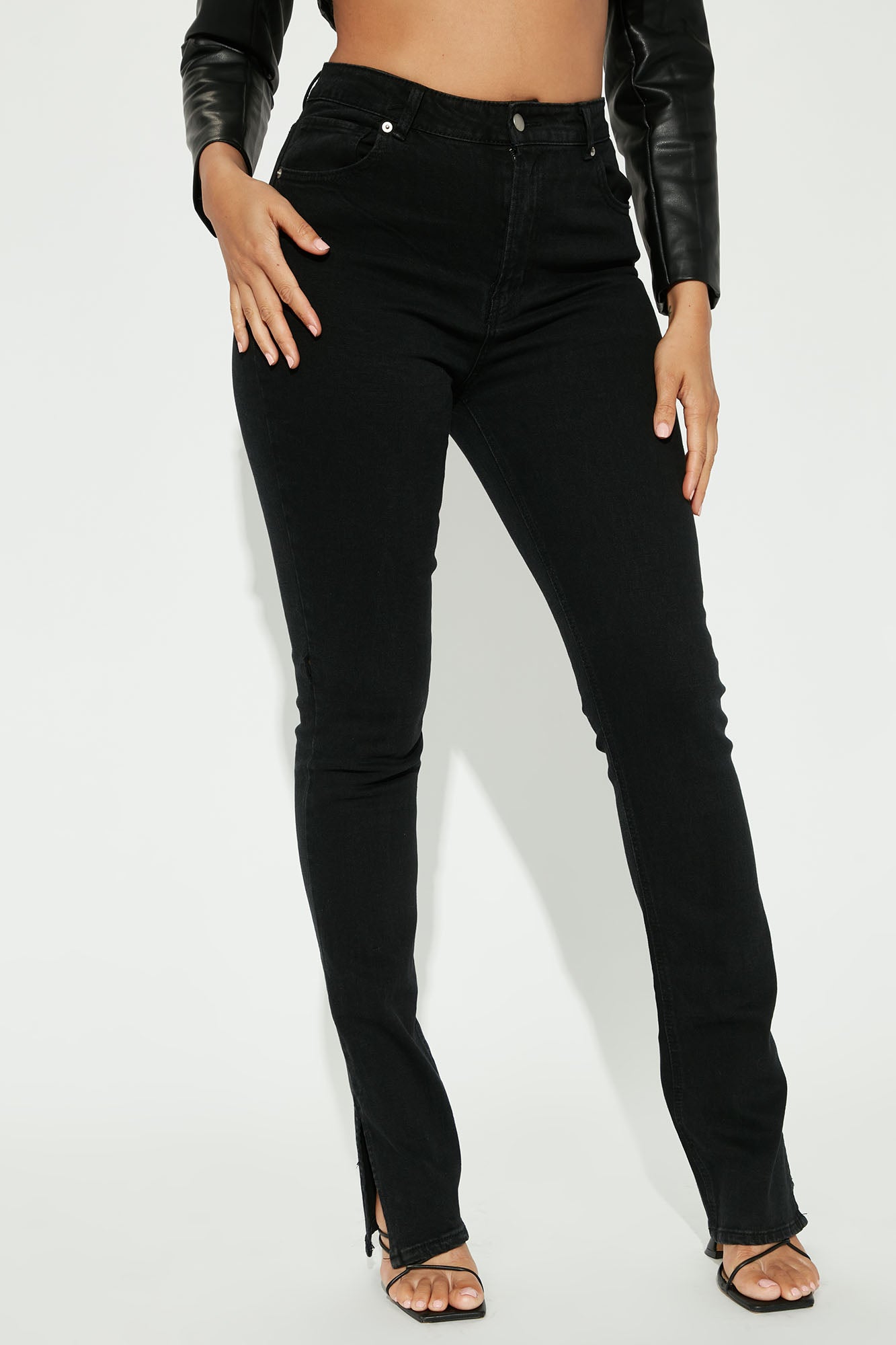 07-18-22Stuido1_SN_RL_15-20-56_17_FNJB812238T_Black_PR_2971_EH_0b42f838-7851-4e13-aeb8-c9696c737254